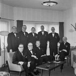 128606 Groepsportret van het bestuur van de Utrechtse mannenzangvereniging Aurora, met staande van links naar rechts ...